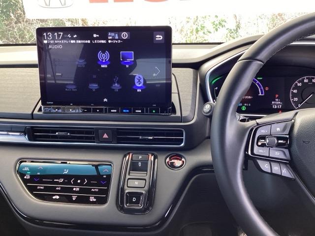 �z���_�����������[�i�r���ڂȂ̂ŁA�����ւ̃h���C�u�����C���������I�X�e�A�����O���葤�ɃI�[�f�B�I�֘A�̃R���g���[���X�C�b�`��z�u���Ă��܂��B���쎞�͎�������炷���ƂȂ��^�]�ɏW���ł��܂�