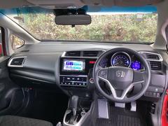 まぶしい日差しをやわらげる、青色のハーフシェイドフロントウィンドウがついています。また、フルオートエアコンで快適です。 2