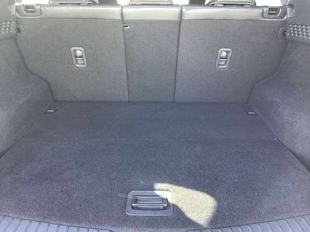 トランクスペースもご覧のとおり広々しております☆ＳＵＶならではの使いやすいトランクスペースに夢と希望以外に荷物もしっかり載せることができます☆