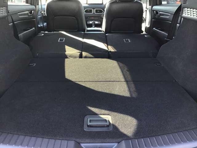 後部のシートを倒すとこんなに広々空間が！大きなお荷物を乗せる時でも心配ありません！