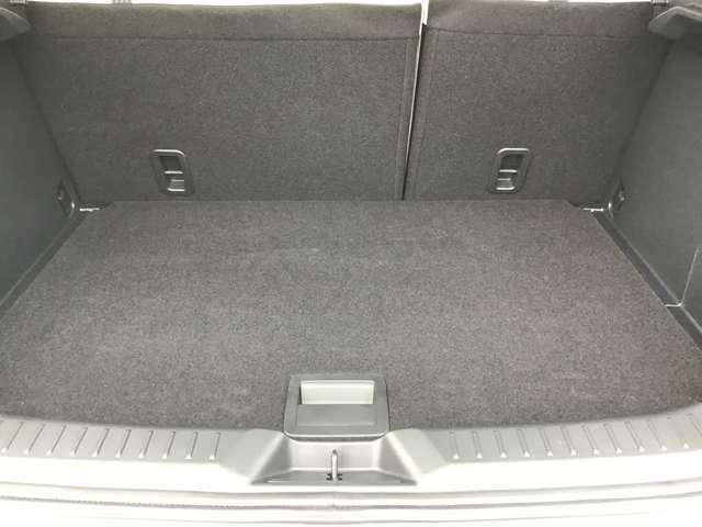 トランクスペースもご覧のとおり広々しております☆ＳＵＶならではの使いやすいトランクスペースに夢と希望以外に荷物もしっかり載せることができます☆