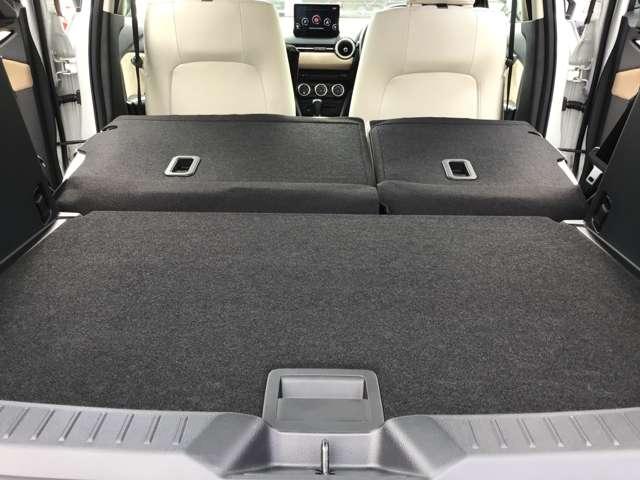 後部のシートを倒すとこんなに広々空間が！大きなお荷物を乗せる時でも心配ありません！