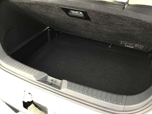 【ラゲージルーム】後部座席を倒せますので、レジャーなどにも多彩にお応えできます☆