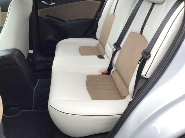 リアシートも大人の方がゆったりくつろげる空間になってます。