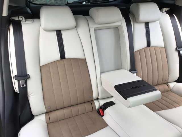 センターアームレストにドリンクホルダー×２付いてます