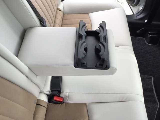 ２列目アームレストです★ドリンクホルダー２つ付いております