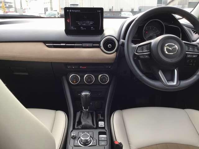 視線移動の少ない正面ゾーンに走行情報を配置、視界を妨げないセンターディスプレイの配置、センターディスプレイの操作はコマンダーコントロールで可能。運転に集中でき必要な情報を逃さないレイアウトです。