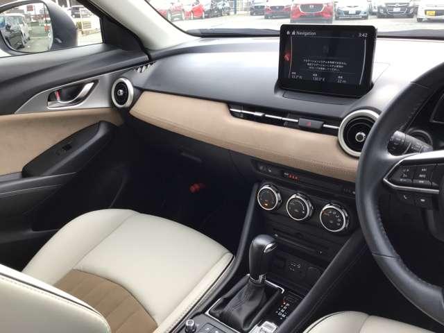 シンプルかつ機能的で扱いやすいインパネ周りです。