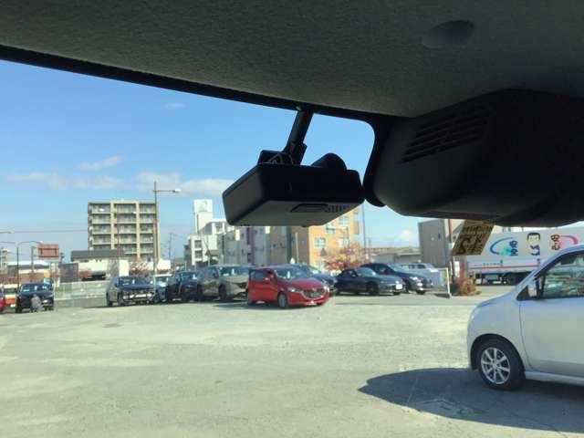 今話題のドライブレコーダーも付いています。