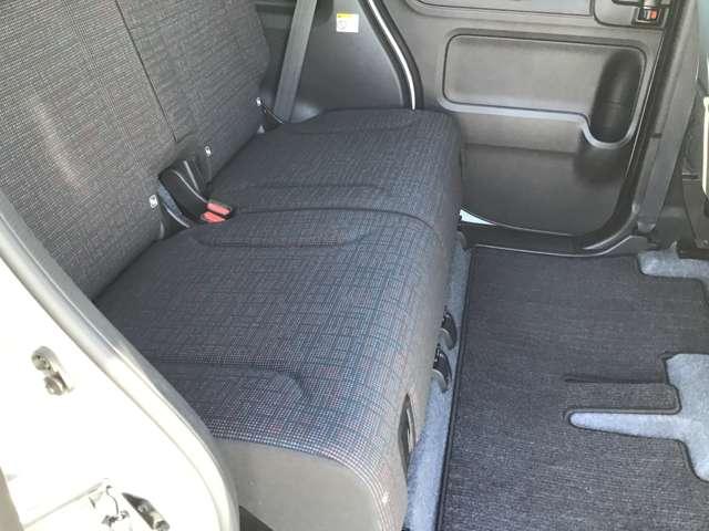 ２列目シートもゆったりくつろげる空間になってます。