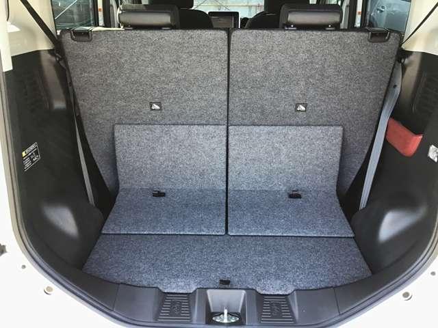 トランクルーム！後ろのシートは片方ずつ倒せます。乗る人や積む荷物に応じてアレンジが可能ですので多彩に使えてとても便利です。