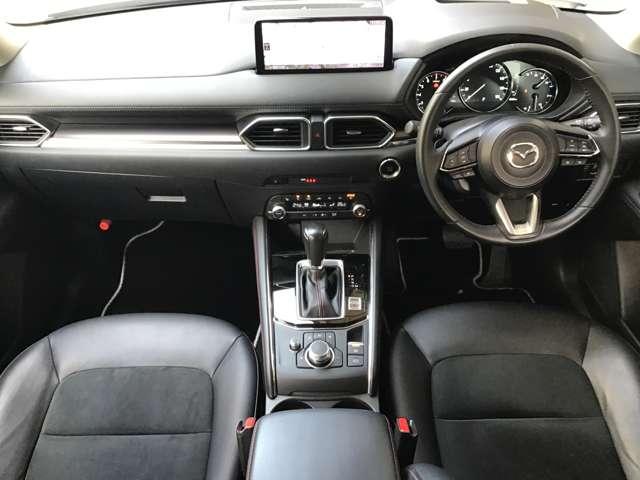 �����ړ��̏��Ȃ����ʃ]�[���ɑ��s����z�u�A���E��W���Ȃ��Z���^�[�f�B�X�v���C�̔z�u�A�Z���^�[�f�B�X�v���C�̑���̓R�}���_�[�R���g���[���ŉ\�B�^�]�ɏW���ł��K�v�ȏ��𓦂��Ȃ����C�A�E�g�ł��B