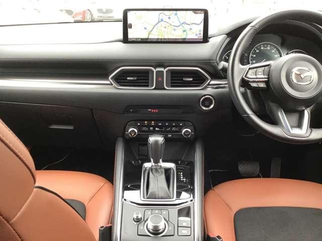 �����ړ��̏��Ȃ����ʃ]�[���ɑ��s����z�u�A���E��W���Ȃ��Z���^�[�f�B�X�v���C�̔z�u�A�Z���^�[�f�B�X�v���C�̑���̓R�}���_�[�R���g���[���ŉ\�B�^�]�ɏW���ł��K�v�ȏ��𓦂��Ȃ����C�A�E�g�ł��B