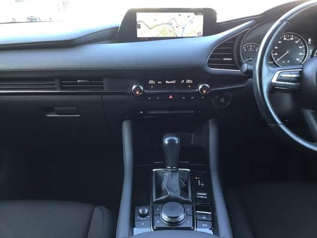 �����ړ��̏��Ȃ����ʃ]�[���ɑ��s����z�u�A���E��W���Ȃ��Z���^�[�f�B�X�v���C�̔z�u�A�Z���^�[�f�B�X�v���C�̑���̓R�}���_�[�R���g���[���ŉ\�B�^�]�ɏW���ł��K�v�ȏ��𓦂��Ȃ����C�A�E�g�ł��B