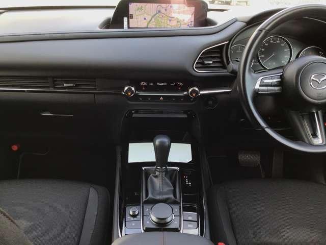 �����ړ��̏��Ȃ����ʃ]�[���ɑ��s����z�u�A���E��W���Ȃ��Z���^�[�f�B�X�v���C�̔z�u�A�Z���^�[�f�B�X�v���C�̑���̓R�}���_�[�R���g���[���ŉ\�B�^�]�ɏW���ł��K�v�ȏ��𓦂��Ȃ����C�A�E�g�ł��B