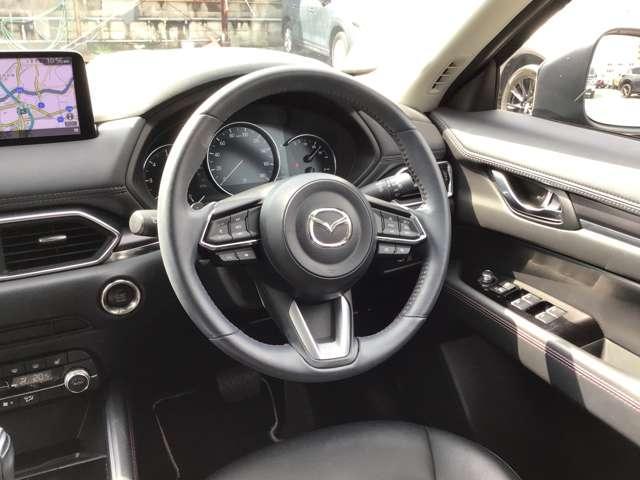 �����ړ��̏��Ȃ����ʃ]�[���ɑ��s����z�u�A���E��W���Ȃ��Z���^�[�f�B�X�v���C�̔z�u�A�Z���^�[�f�B�X�v���C�̑���̓R�}���_�[�R���g���[���ŉ\�B�^�]�ɏW���ł��K�v�ȏ��𓦂��Ȃ����C�A�E�g�ł��B