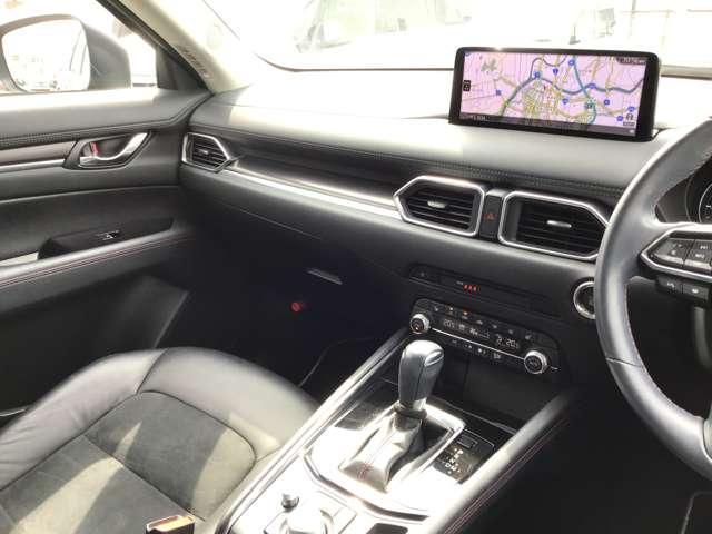 �h���C�o�[���S�ɗ]�T�������ĉ^�]�ɏW���ł��邱�ƁA����Ȃ��Ȃ������������ƑO�����ʂ����Ԃ̋N�_�ƂȂ�A�S�������S���ăh���C�u���y���߂邱�Ƃ����b�g�[�ɃV���v���ȃ��C�A�E�g�ƂȂ��Ă��܂��B