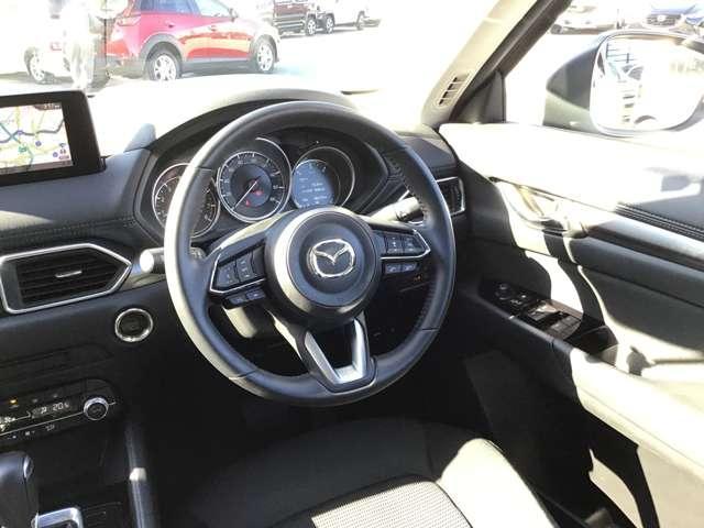 �����ړ��̏��Ȃ����ʃ]�[���ɑ��s����z�u�A���E��W���Ȃ��Z���^�[�f�B�X�v���C�̔z�u�A�Z���^�[�f�B�X�v���C�̑���̓R�}���_�[�R���g���[���ŉ\�B�^�]�ɏW���ł��K�v�ȏ��𓦂��Ȃ����C�A�E�g�ł��B