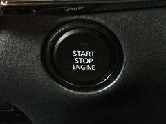 【　プッシュボタンスタートシステム　】　「アドバンストキーを携帯し、ブレーキペダルを踏みながらインパネ上のボタンを押すだけで、エンジンの始動／停止ができます。」 7