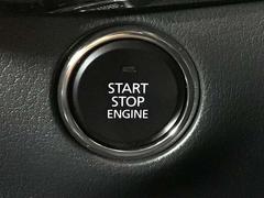 【　プッシュボタンスタートシステム　】　「アドバンストキーを携帯し、ブレーキペダルを踏みながらインパネ上のボタンを押すだけで、エンジンの始動／停止ができます。」 7