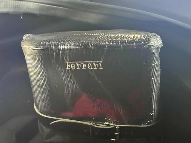 Ｆ８トリブート ベースグレード　ベースグレード／正規ディーラー車／ワンオーナー車／左ハンドル／屋内保管／禁煙車／カーボンファイバーＬＥＤハンドル＆ドライビングゾーン（8枚目）