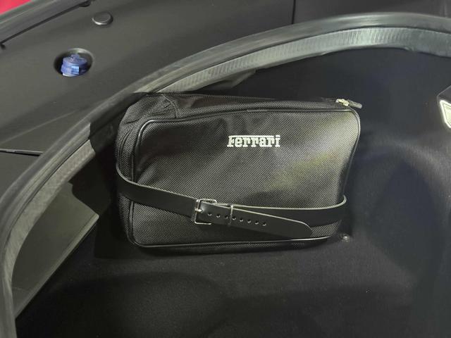 Ｆ８トリブート ベースグレード　ベースグレード／正規ディーラー車／ワンオーナー車／左ハンドル／屋内保管／禁煙車／カーボンファイバーＬＥＤハンドル＆ドライビングゾーン（9枚目）