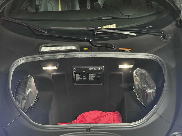 Ｆ８トリブート ベースグレード　ベースグレード／正規ディーラー車／ワンオーナー車／左ハンドル／屋内保管／禁煙車／カーボンファイバーＬＥＤハンドル＆ドライビングゾーン（10枚目）