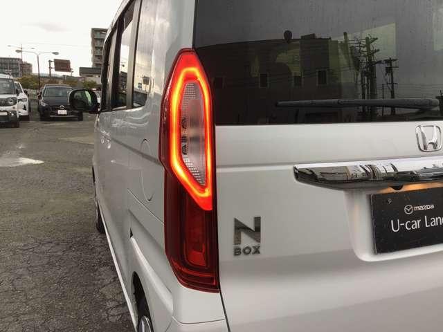 N-BOXカスタム カスタム 660 L 片側電動スライドドア ナビ ETC 前後ド Pソナー アルミ サイドエアバッグ Aストップ シートヒータ ベンチシート キーフリーシステム リアカメ AC スマキー 横滑り防止 パワーステアリング(4枚目)