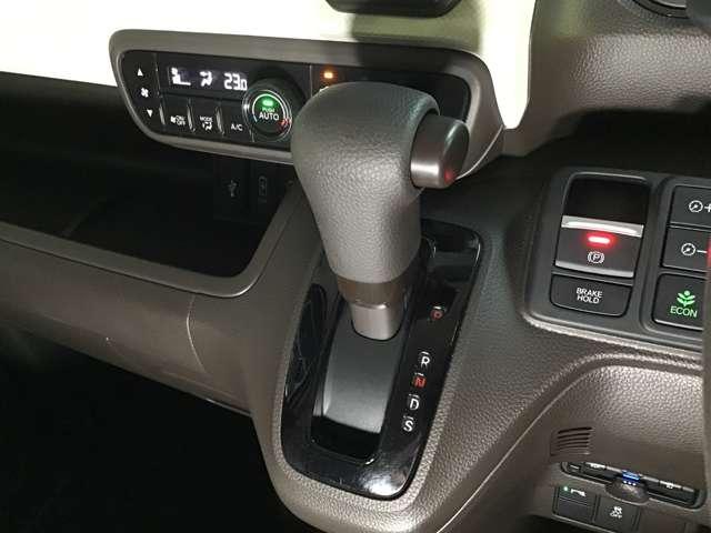 N-BOXカスタム カスタム 660 L 片側電動スライドドア ナビ ETC 前後ド Pソナー アルミ サイドエアバッグ Aストップ シートヒータ ベンチシート キーフリーシステム リアカメ AC スマキー 横滑り防止 パワーステアリング(17枚目)