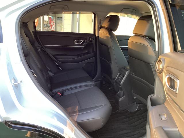 ヴェゼル ｅ：ＨＥＶＺ　４ＷＤ・当社デモカー・電動リアゲート・シートヒーター・ＥＴＣ（13枚目）