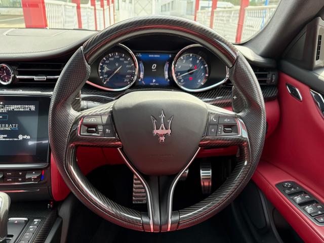 クアトロポルテ Ｓ　グランスポーツ　ディーラー車　ワンオーナー　レッドフルレザーインテリア　前後シートヒーター　純正ナビＴＶ３６０°カメラ　ｈａｒｍａｎ／ｋａｒｄｏｎサウンド　カーボンインテリア　サンルーフ　赤キャリパー　純正２０ＡＷ（24枚目）