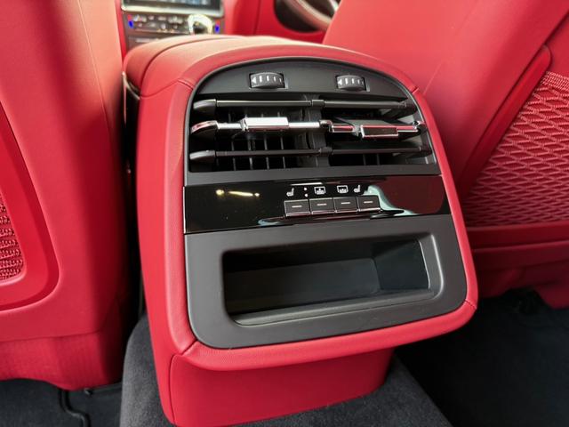 クアトロポルテ Ｓ　グランスポーツ　ディーラー車　ワンオーナー　レッドフルレザーインテリア　前後シートヒーター　純正ナビＴＶ３６０°カメラ　ｈａｒｍａｎ／ｋａｒｄｏｎサウンド　カーボンインテリア　サンルーフ　赤キャリパー　純正２０ＡＷ（49枚目）
