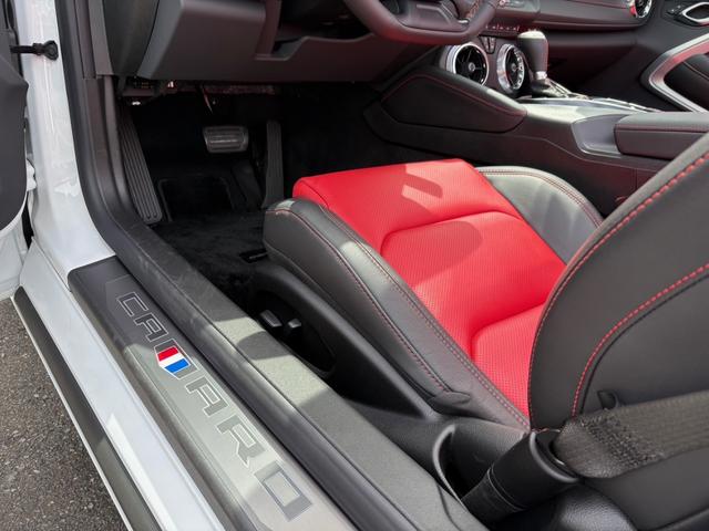 シボレーカマロ コンバーチブル　ディーラー車　２．０リッターターボ　メーカー保証継承　赤黒コンビレザーシート　シートヒーター　ベンチレーション　黒幌電動オープン　ＡｐｐｌｅＣａｒＰｌａｙ　バックカメラ　ブレンボブレーキ　純正２０ＡＷ（26枚目）