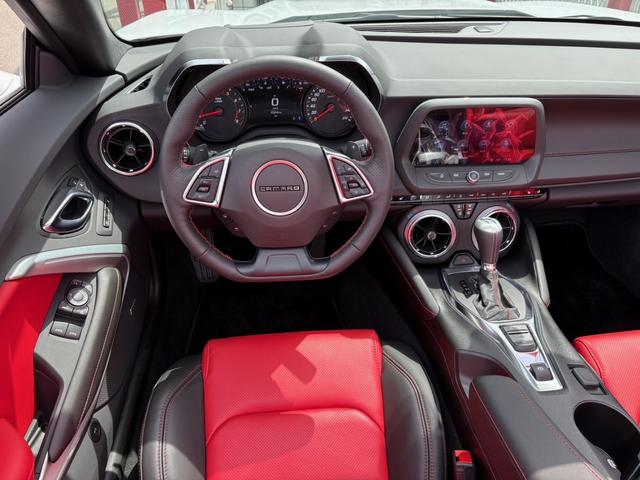 シボレーカマロ コンバーチブル　ディーラー車　２．０リッターターボ　メーカー保証継承　赤黒コンビレザーシート　シートヒーター　ベンチレーション　黒幌電動オープン　ＡｐｐｌｅＣａｒＰｌａｙ　バックカメラ　ブレンボブレーキ　純正２０ＡＷ（32枚目）