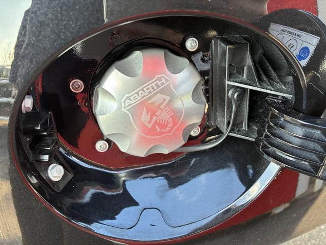 アバルト695C ツーリズモ レコードモンツァマフラー Beats製プレミアムサウンドシステム ETC カープレイ アルミホイール キーレスエントリー AT 盗難防止システム ABS ESC USB オートエアコン(29枚目)