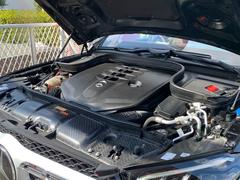 ＩＳＧ（マイルドハイブリッド）搭載の　４Ｌ　Ｖ型８気筒ツインターボエンジンは４８９馬力（カタログ値）を発生します。 3