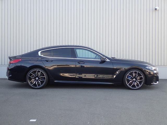 8シリーズ 840d xDrive グランクーペ Mスポーツ 認定中古車 全国2年保証 20インチアルミホイル 衝突軽減ブレーキブレーキ 車線逸脱システム 追従式クルーズコントロール レーンチェンジワーニング 全方位カメラ Bluetooth接続 レザーシート(4枚目)
