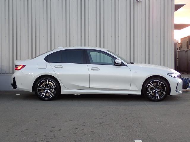 3シリーズ 330e Mスポーツ 認定中古車 全国2年保証 18インチアルミホイル 衝突軽減ブレーキ 車線逸脱システム 追従式クルーズコントロール レーンチェンジワーニング Bluetooth接続 電動トランク 電動シート ブラックレザーシート(4枚目)