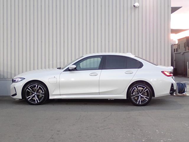 3シリーズ 330e Mスポーツ 認定中古車 全国2年保証 18インチアルミホイル 衝突軽減ブレーキ 車線逸脱システム 追従式クルーズコントロール レーンチェンジワーニング Bluetooth接続 電動トランク 電動シート ブラックレザーシート(8枚目)