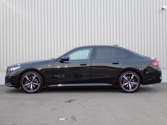 ショールームは２０２１年にリニューアルオープンしたばかりです。季節に応じた展示や、様々な展示車、アクセサリーをご用意しております。