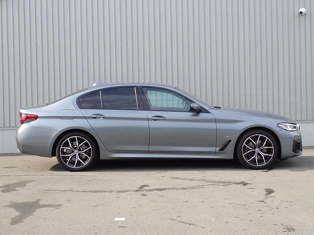５シリーズ ５２３ｉ　Ｍスポーツ　認定中古車　全国２年保証　１９インチアルミホイル　ブラックレザーシート　衝突軽減ブレーキ　車線逸脱システム　レーンチェンジワーニング　追従式クルーズコントロール　電動シート　Ｂｌｕｅｔｏｏｔｈ接続（3枚目）