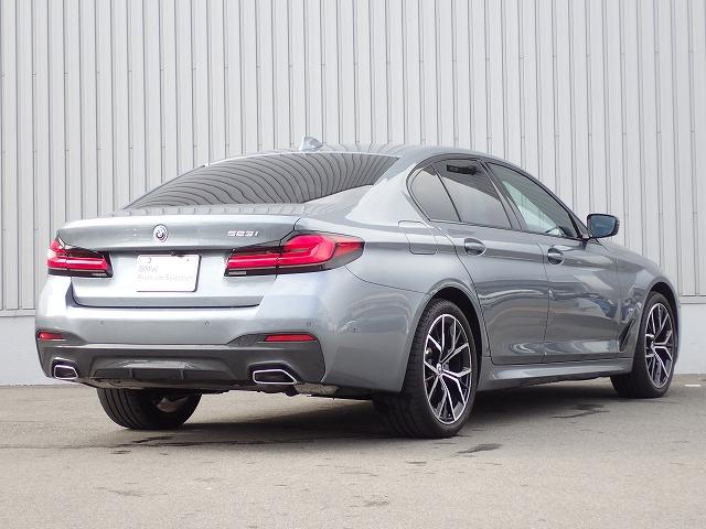 ５シリーズ ５２３ｉ　Ｍスポーツ　認定中古車　全国２年保証　１９インチアルミホイル　ブラックレザーシート　衝突軽減ブレーキ　車線逸脱システム　レーンチェンジワーニング　追従式クルーズコントロール　電動シート　Ｂｌｕｅｔｏｏｔｈ接続（4枚目）