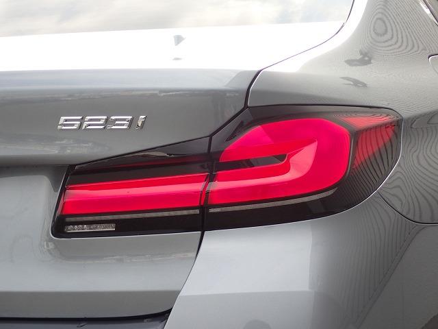 ５シリーズ ５２３ｉ　Ｍスポーツ　認定中古車　全国２年保証　１９インチアルミホイル　ブラックレザーシート　衝突軽減ブレーキ　車線逸脱システム　レーンチェンジワーニング　追従式クルーズコントロール　電動シート　Ｂｌｕｅｔｏｏｔｈ接続（14枚目）