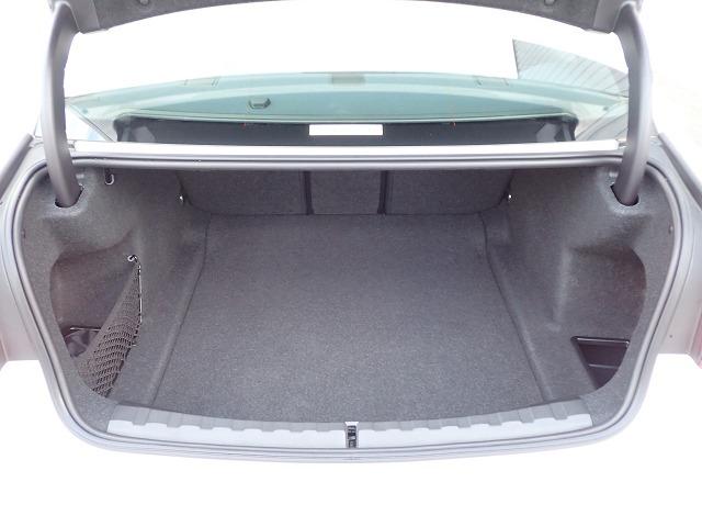 ３シリーズ ３１８ｉ　Ｍスポーツ　１８インチアルミホイル　認定中古車　全国２年保証　衝突軽減ブレーキ　車線逸脱システム　レーンチェンジワーニング　追従式クルーズコントロール　電動リアトランク　ＥＴＣ内臓ミラー　Ｂｌｕｅｔｏｏｔｈ接続（12枚目）