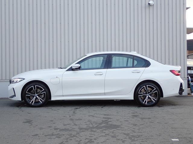 �����s������ɂ���Ȃ���A�L�X�Ƃ����W����A�V���[���[���A���ԏ�ł��҂����Ă���܂��B�^�]�����Ȃ��q�l�ł������S���������܂��B