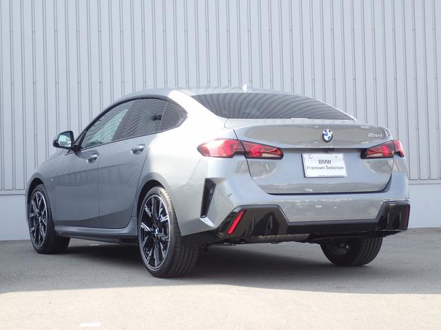 �����s������ɂ���Ȃ���A�L�X�Ƃ����W����A�V���[���[���A���ԏ�ł��҂����Ă���܂��B�^�]�����Ȃ��q�l�ł������S���������܂��B