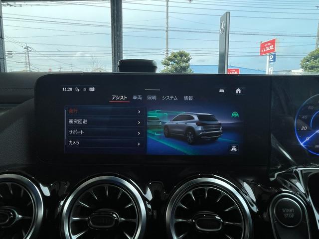 �y�R�}���h�V�X�e���z�Z���^�[�R���\�[���ɑ��������b�n�l�`�m�c�R���g���[���[�ƁA���̎��͂ɔz�u�����X�C�b�`�ދy�щ����F���@�\�ɂ��A�i�r��I�[�f�B�I���r�W���A���A�ԗ��ݒ�ȂǑ���o���܂��B