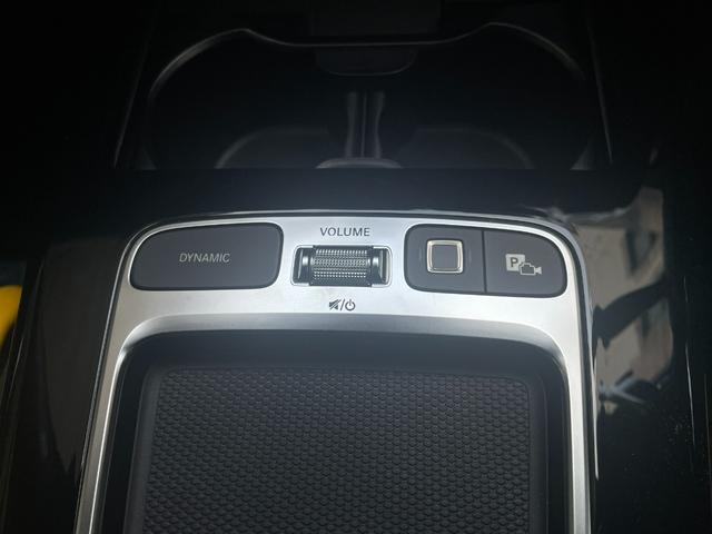 �y�R�}���h�V�X�e���z�Z���^�[�R���\�[���ɑ��������b�n�l�`�m�c�R���g���[���[�ƁA���̎��͂ɔz�u�����X�C�b�`�ދy�щ����F���@�\�ɂ��A�i�r��I�[�f�B�I���r�W���A���A�ԗ��ݒ�ȂǑ���o���܂��B