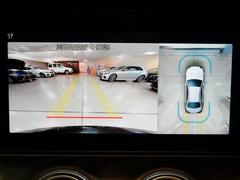 【３６０度カメラ】リバースに連動して車両後方の映像と３６０度カメラで映した車両周辺の映像をディスプレイに表示します。歪みの少ないカメラと、鮮明な画像で後退時の運転操作をサポートします。 6