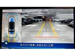 【３６０度カメラ】リバースに連動して車両後方の映像と３６０度カメラで映した車両周辺の映像をディスプレイに表示します。歪みの少ないカメラと、鮮明な画像で後退時の運転操作をサポートします。 5